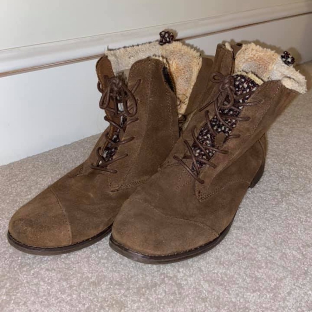 Brown fleece Toms booties